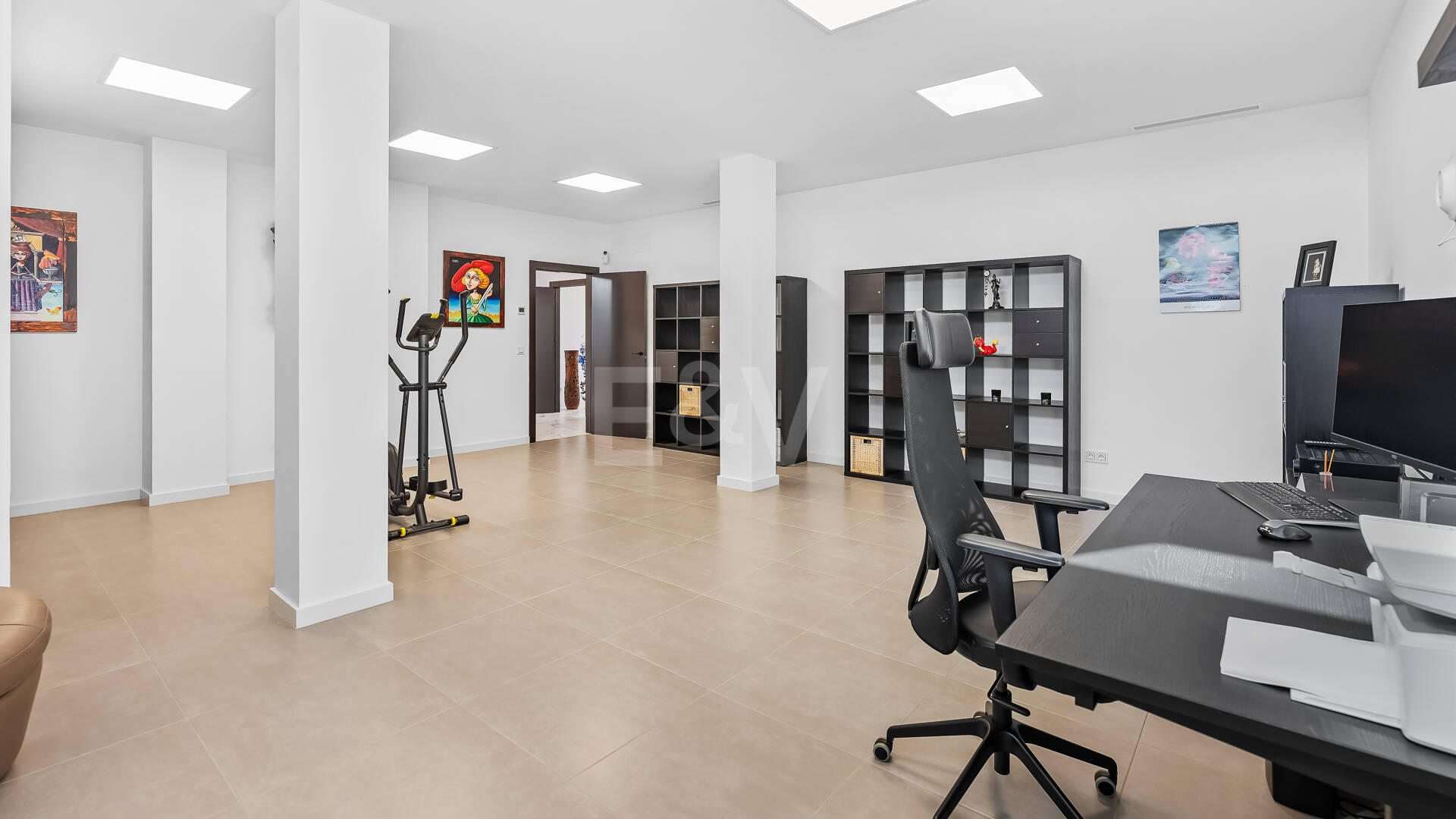 Villa moderne en emplacement privilégié avec retraite de bien-être privé et garage à six voitures