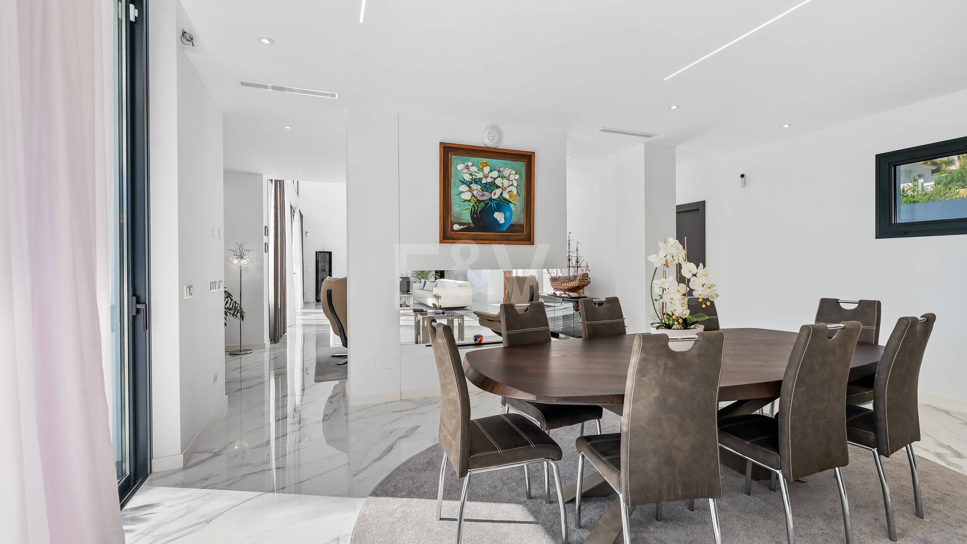 Villa moderne en emplacement privilégié avec retraite de bien-être privé et garage à six voitures