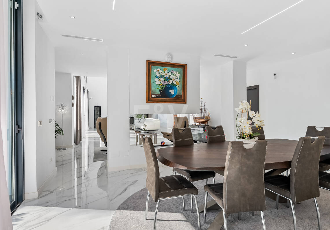 Modern Villa i Prime Location med Private Wellness Retreat och Six-Car Garage