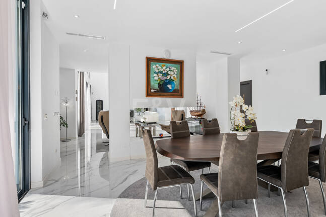 Villa moderna en ubicación privilegiada con retiro privado de bienestar y garaje para seis coches