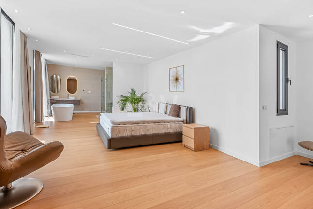 Villa moderna en ubicación privilegiada con retiro privado de bienestar y garaje para seis coches