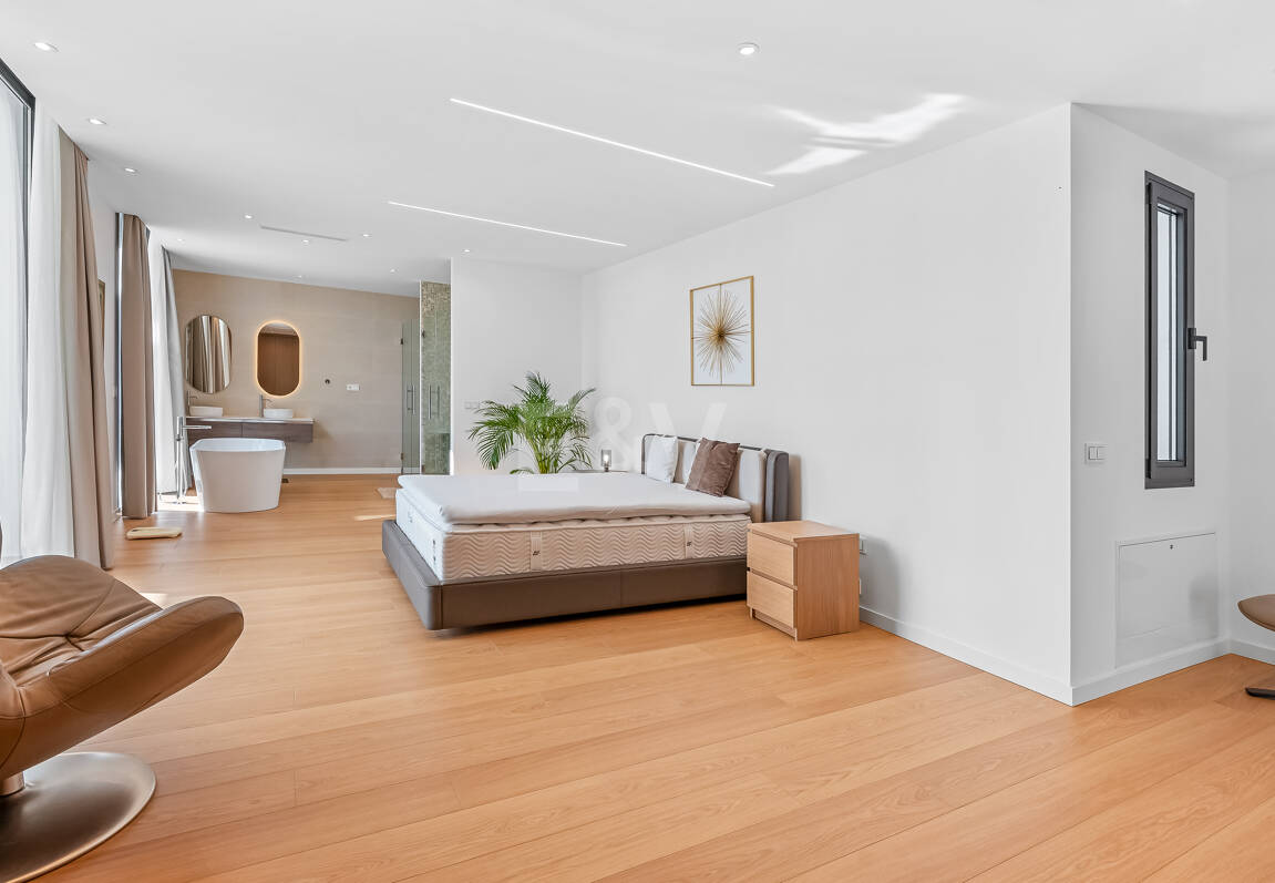 Villa moderna en ubicación privilegiada con retiro privado de bienestar y garaje para seis coches