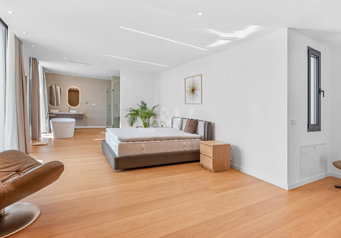 Modern Villa i Prime Location med Private Wellness Retreat och Six-Car Garage