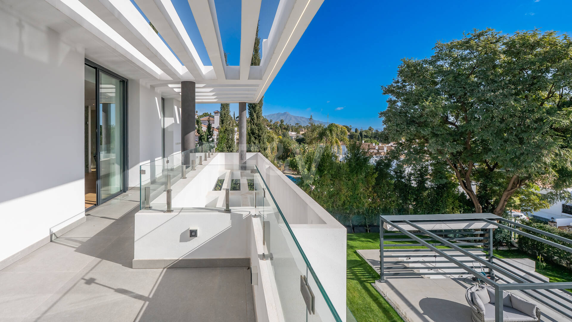 Villa moderna en ubicación privilegiada con retiro privado de bienestar y garaje para seis coches