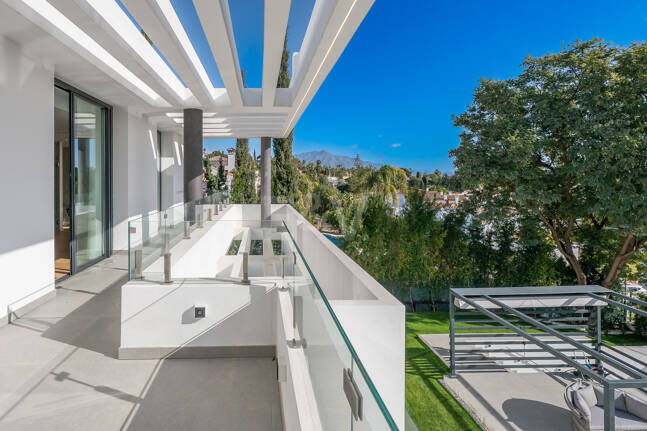 Villa moderna en ubicación privilegiada con retiro privado de bienestar y garaje para seis coches