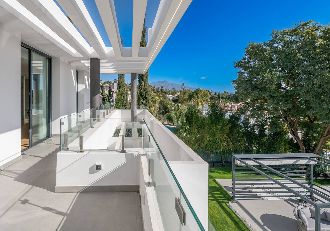 Modern Villa i Prime Location med Private Wellness Retreat och Six-Car Garage
