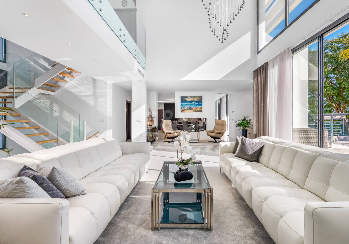 Modern Villa i Prime Location med Private Wellness Retreat och Six-Car Garage