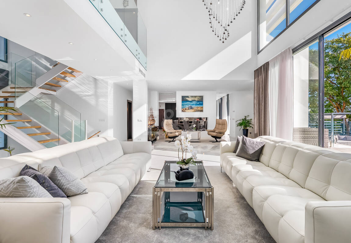 Villa moderna en ubicación privilegiada con retiro privado de bienestar y garaje para seis coches