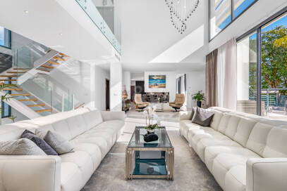 Villa moderna en ubicación privilegiada con retiro privado de bienestar y garaje para seis coches