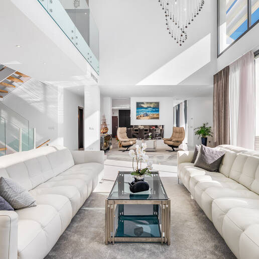 Villa moderna en ubicación privilegiada con retiro privado de bienestar y garaje para seis coches