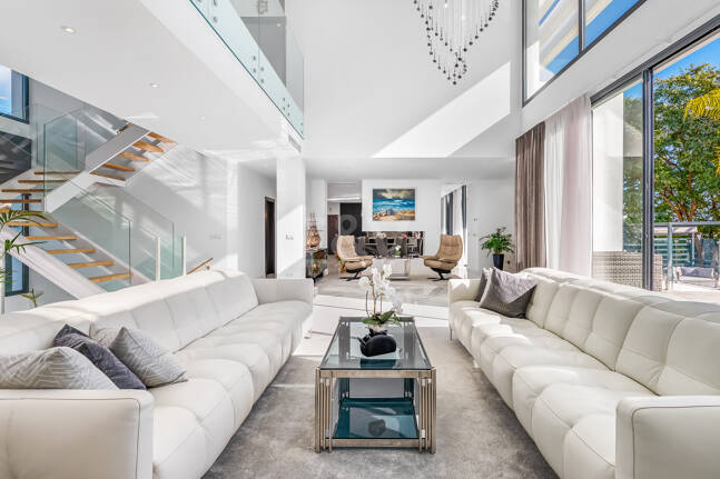 Villa moderna en ubicación privilegiada con retiro privado de bienestar y garaje para seis coches