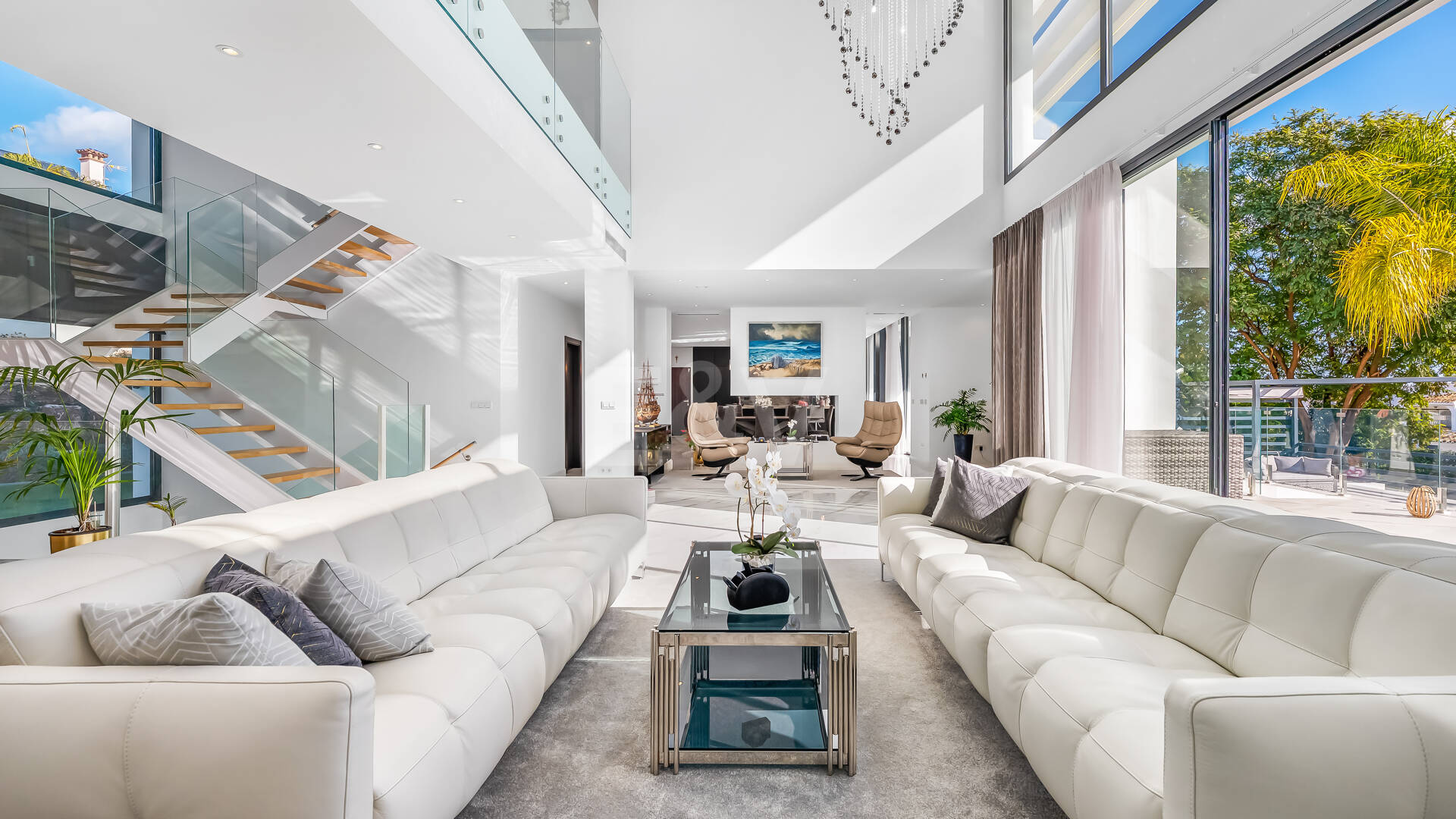 Villa moderne en emplacement privilégié avec retraite de bien-être privé et garage à six voitures