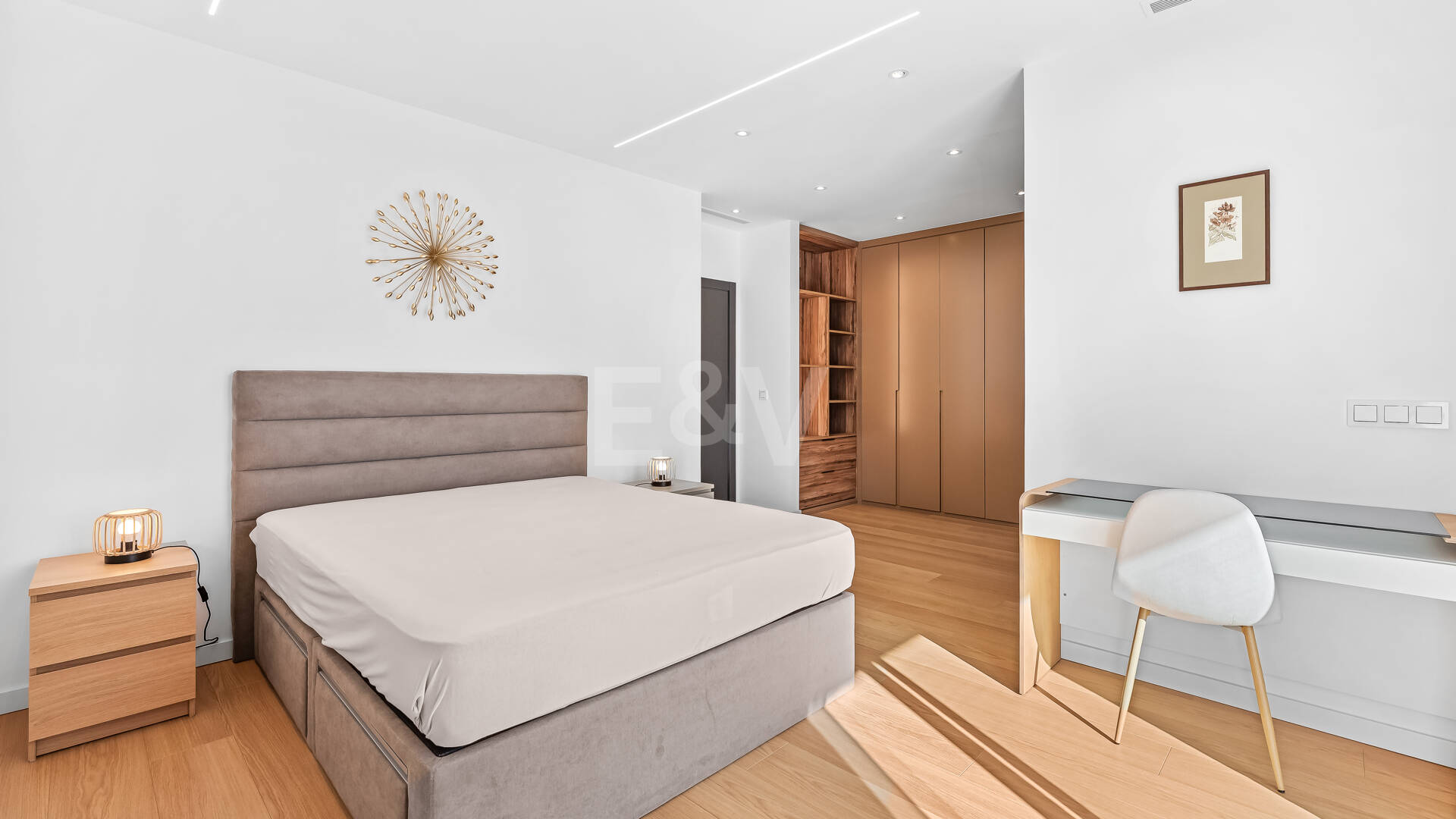 Villa moderne en emplacement privilégié avec retraite de bien-être privé et garage à six voitures