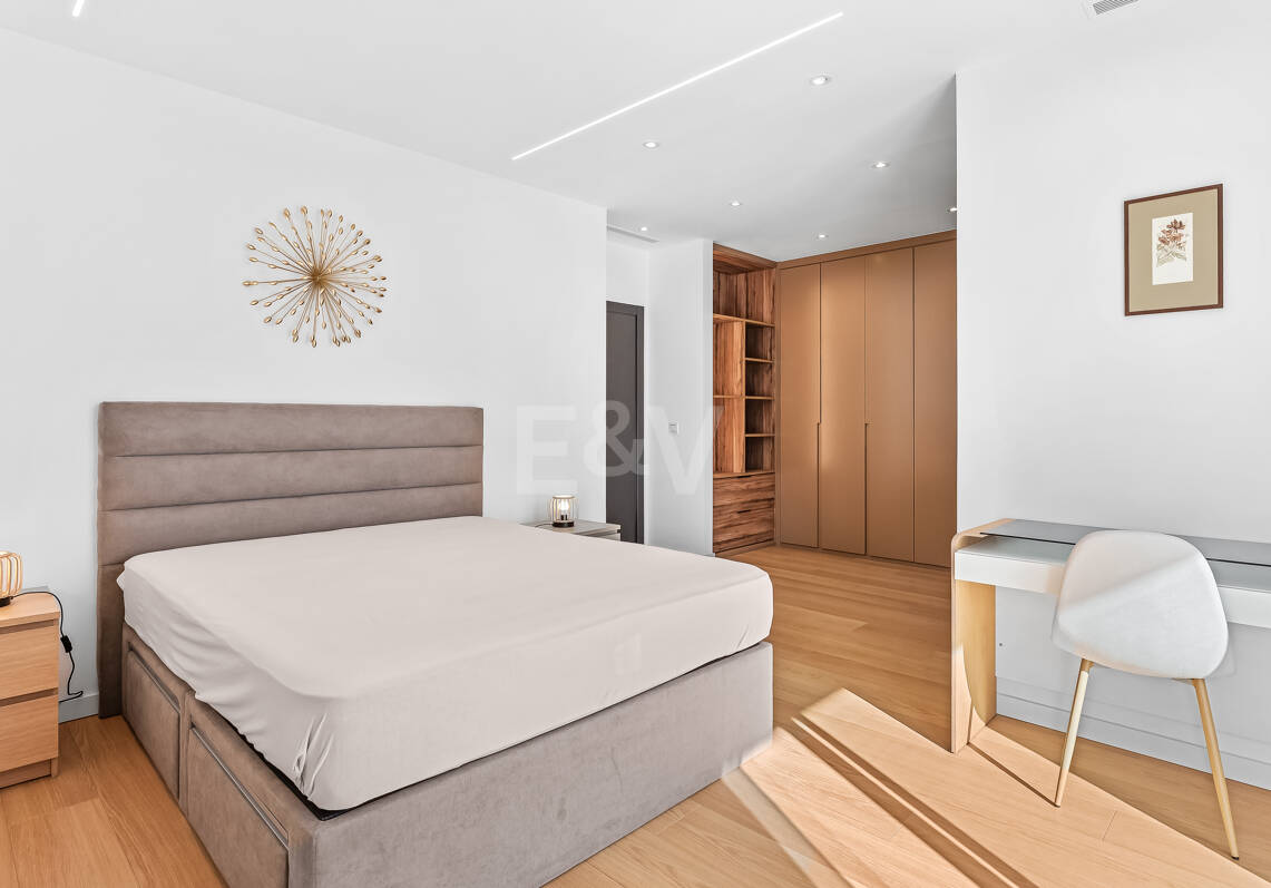 Modern Villa i Prime Location med Private Wellness Retreat och Six-Car Garage