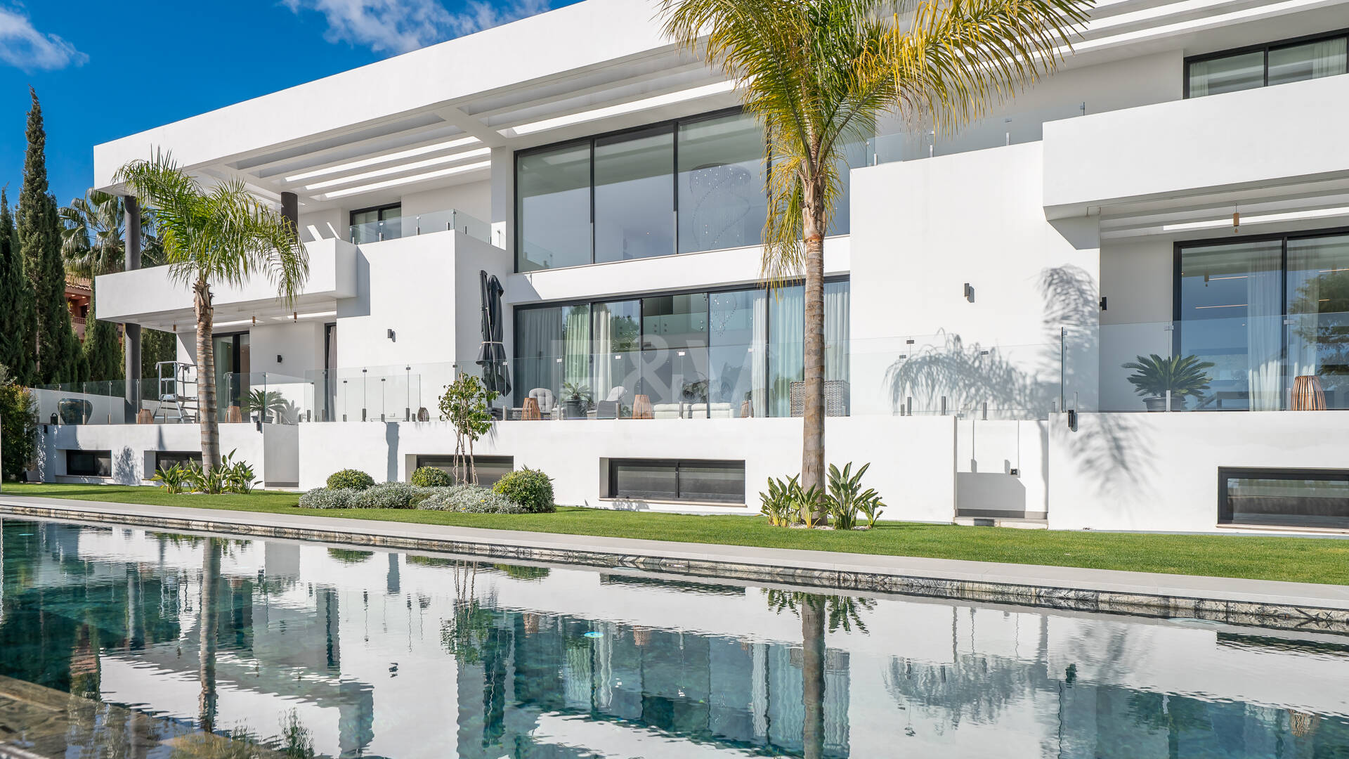 Villa moderne en emplacement privilégié avec retraite de bien-être privé et garage à six voitures