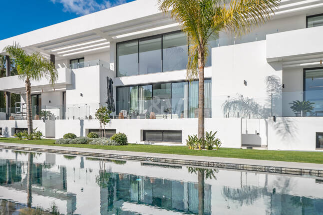 Villa moderna en ubicación privilegiada con retiro privado de bienestar y garaje para seis coches