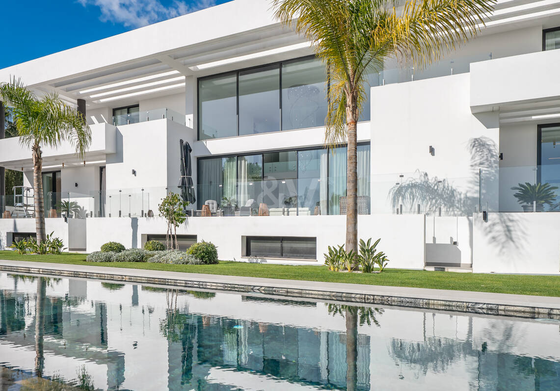 Modern Villa i Prime Location med Private Wellness Retreat och Six-Car Garage