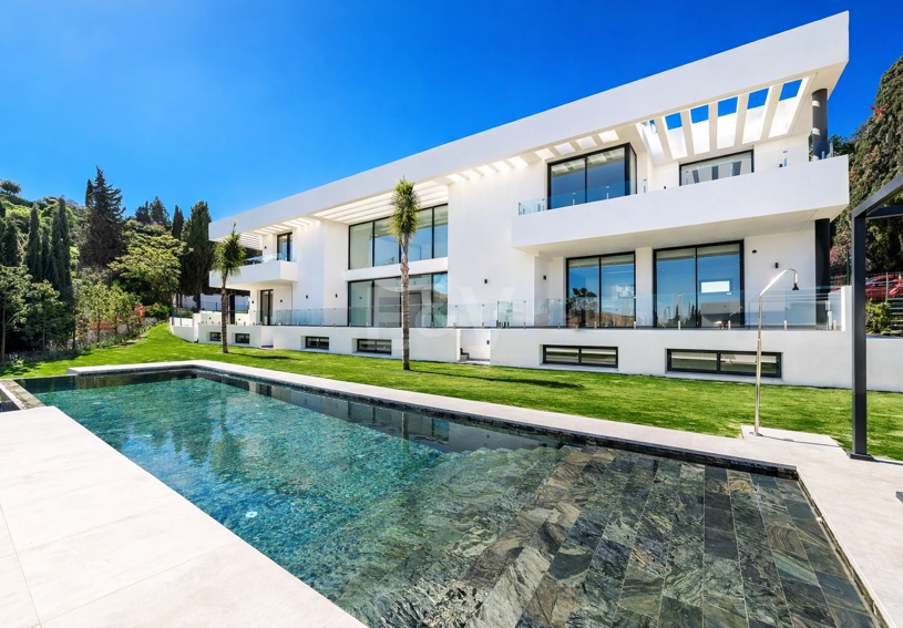 Villa moderna en ubicación privilegiada con retiro privado de bienestar y garaje para seis coches