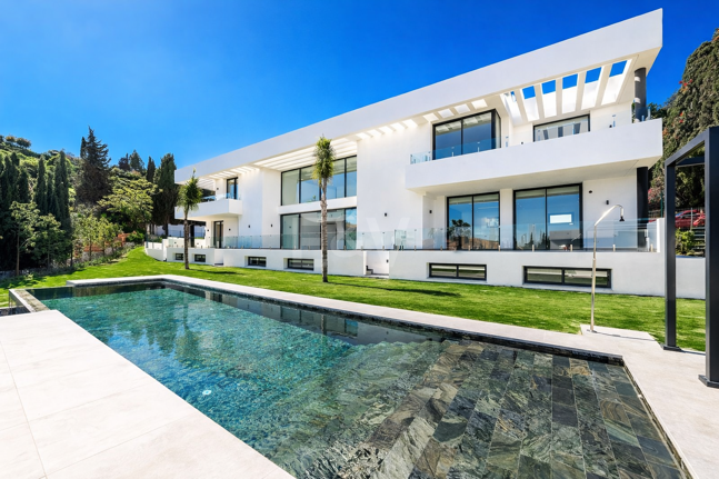 Villa moderna en ubicación privilegiada con retiro privado de bienestar y garaje para seis coches