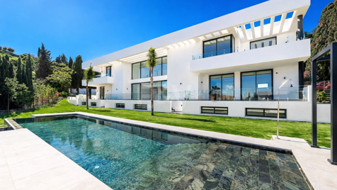 Villa moderna en ubicación privilegiada con retiro privado de bienestar y garaje para seis coches