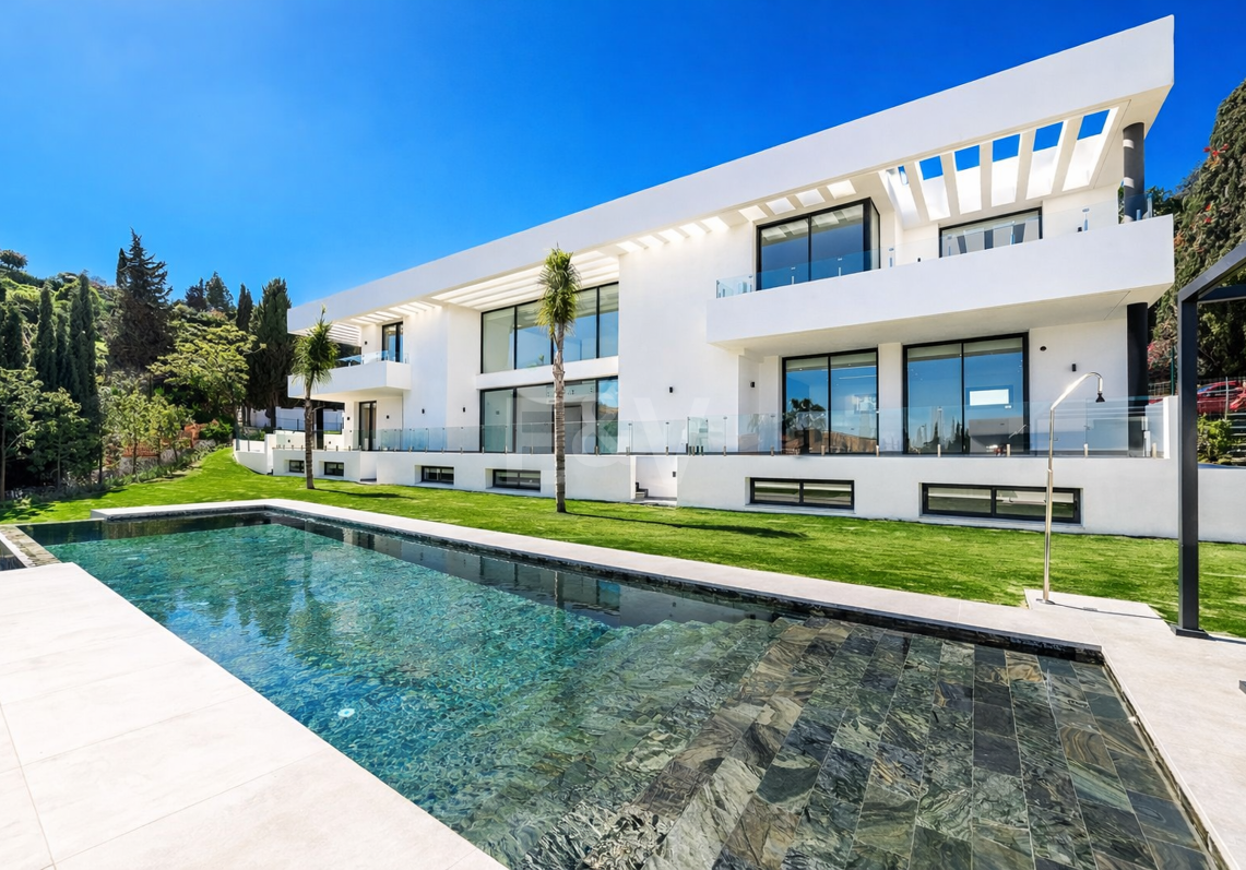 Modern Villa i Prime Location med Private Wellness Retreat och Six-Car Garage