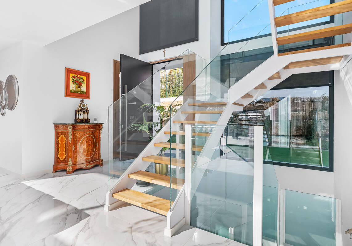 Modern Villa i Prime Location med Private Wellness Retreat och Six-Car Garage