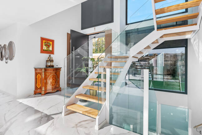 Villa moderna en ubicación privilegiada con retiro privado de bienestar y garaje para seis coches