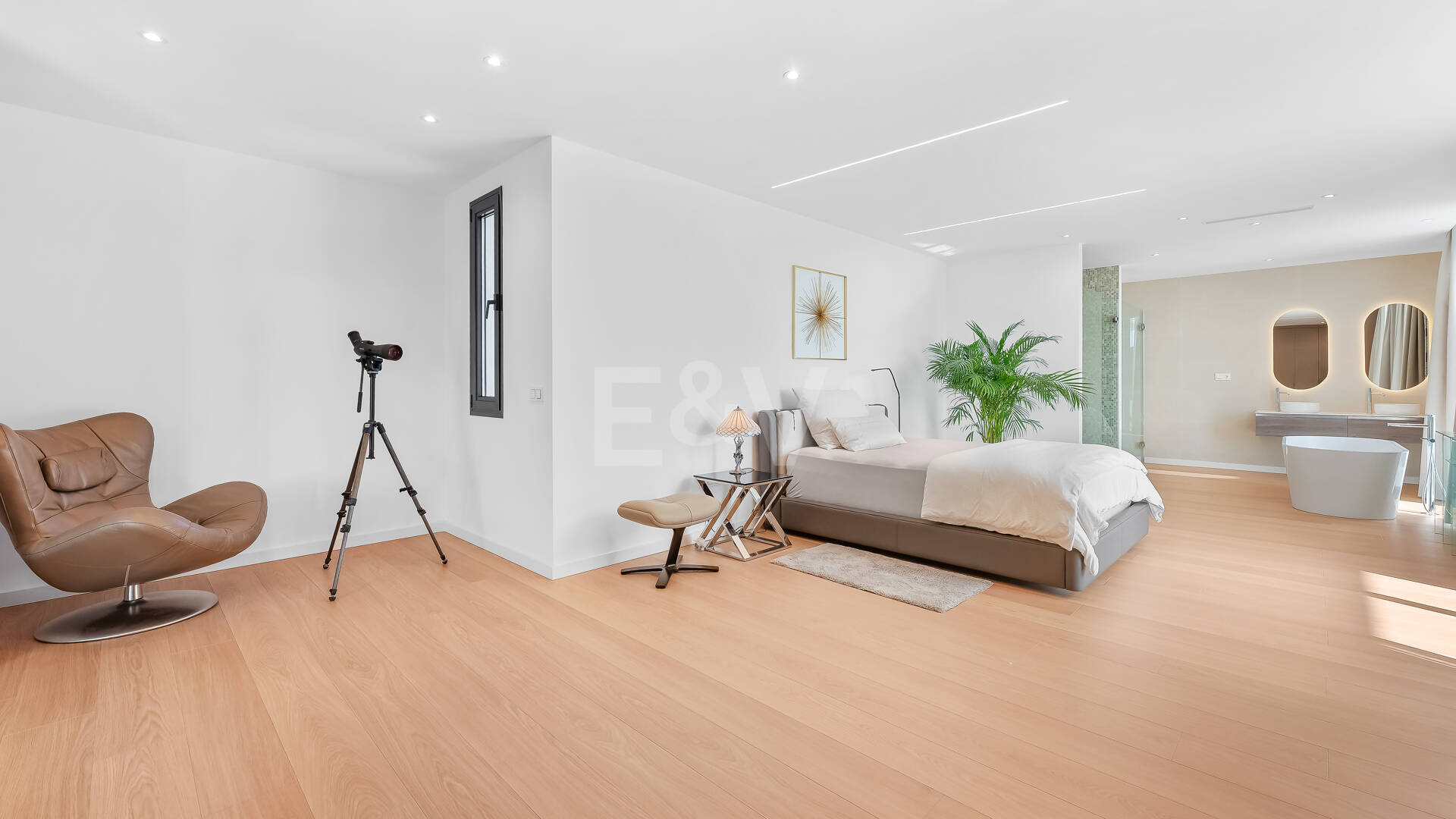 Villa moderna en ubicación privilegiada con retiro privado de bienestar y garaje para seis coches