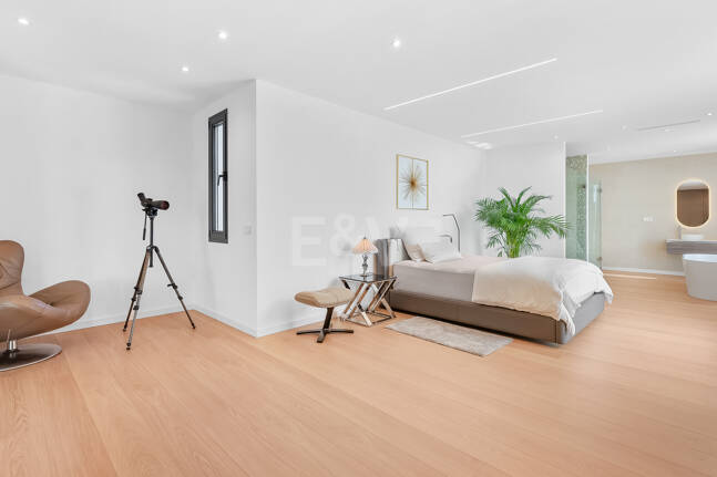 Villa moderna en ubicación privilegiada con retiro privado de bienestar y garaje para seis coches