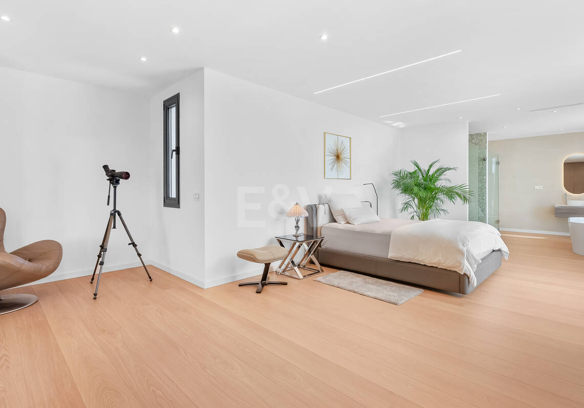 Modern Villa i Prime Location med Private Wellness Retreat och Six-Car Garage