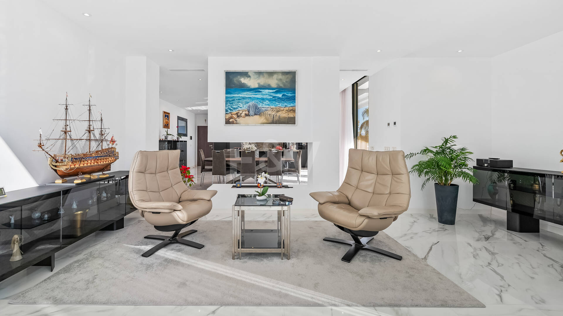 Villa moderne en emplacement privilégié avec retraite de bien-être privé et garage à six voitures