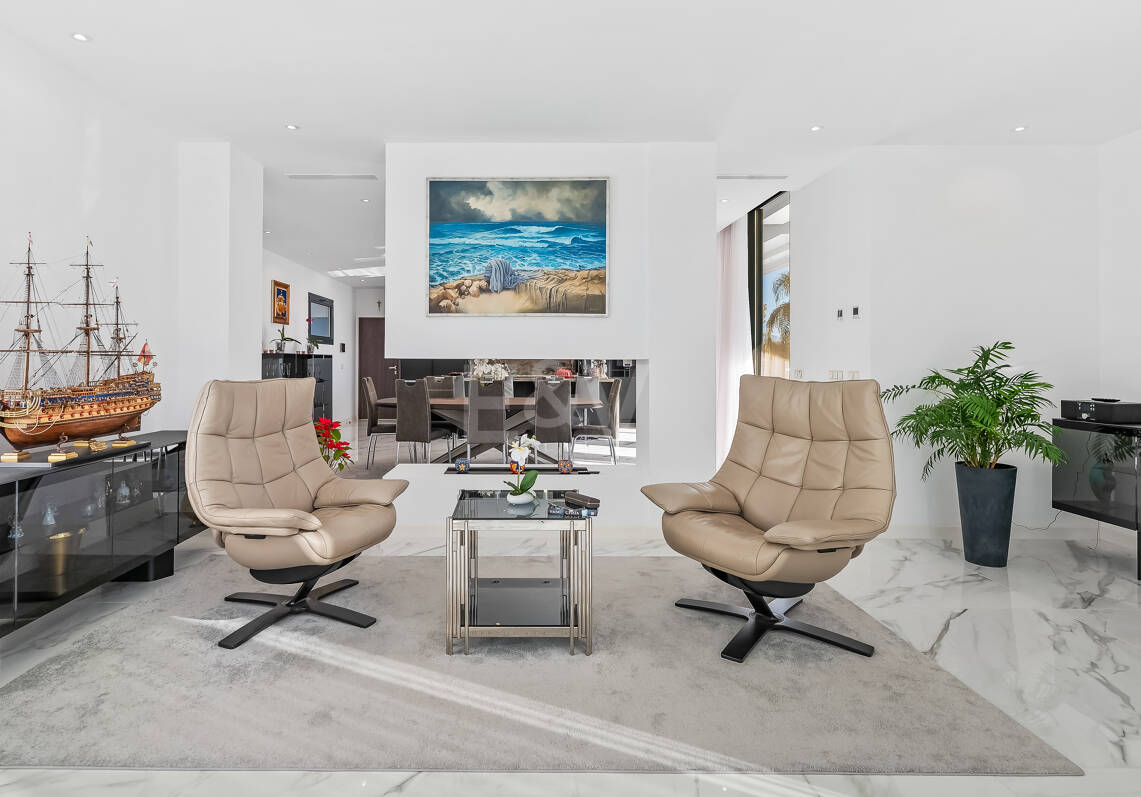 Modern Villa i Prime Location med Private Wellness Retreat och Six-Car Garage