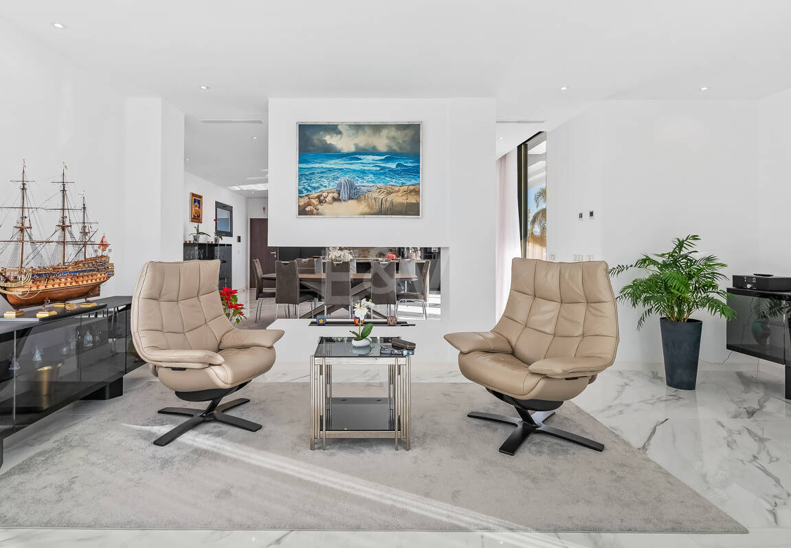 Villa moderna en ubicación privilegiada con retiro privado de bienestar y garaje para seis coches