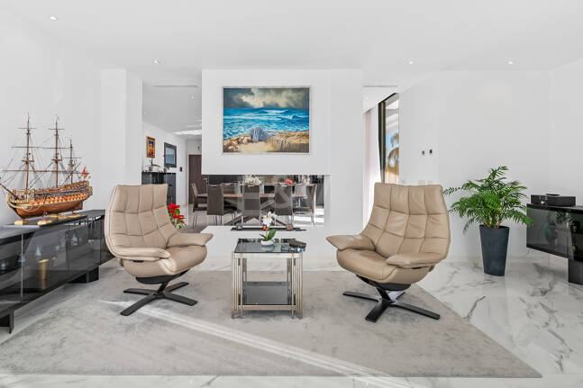 Villa moderna en ubicación privilegiada con retiro privado de bienestar y garaje para seis coches