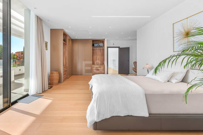 Villa moderna en ubicación privilegiada con retiro privado de bienestar y garaje para seis coches