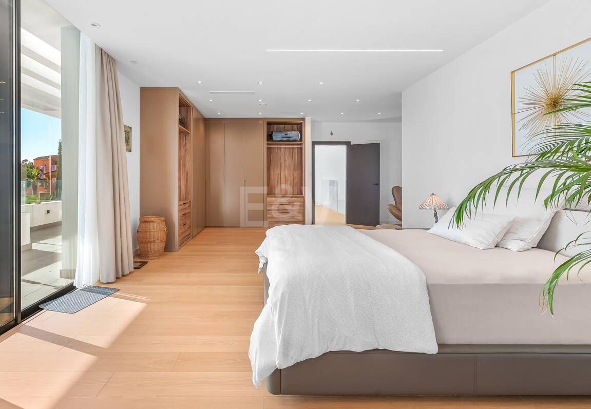 Villa moderna en ubicación privilegiada con retiro privado de bienestar y garaje para seis coches