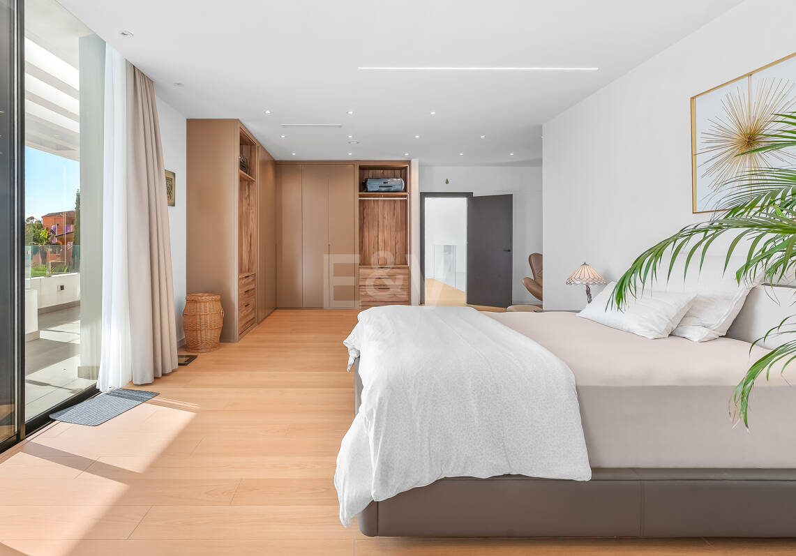 Modern Villa i Prime Location med Private Wellness Retreat och Six-Car Garage