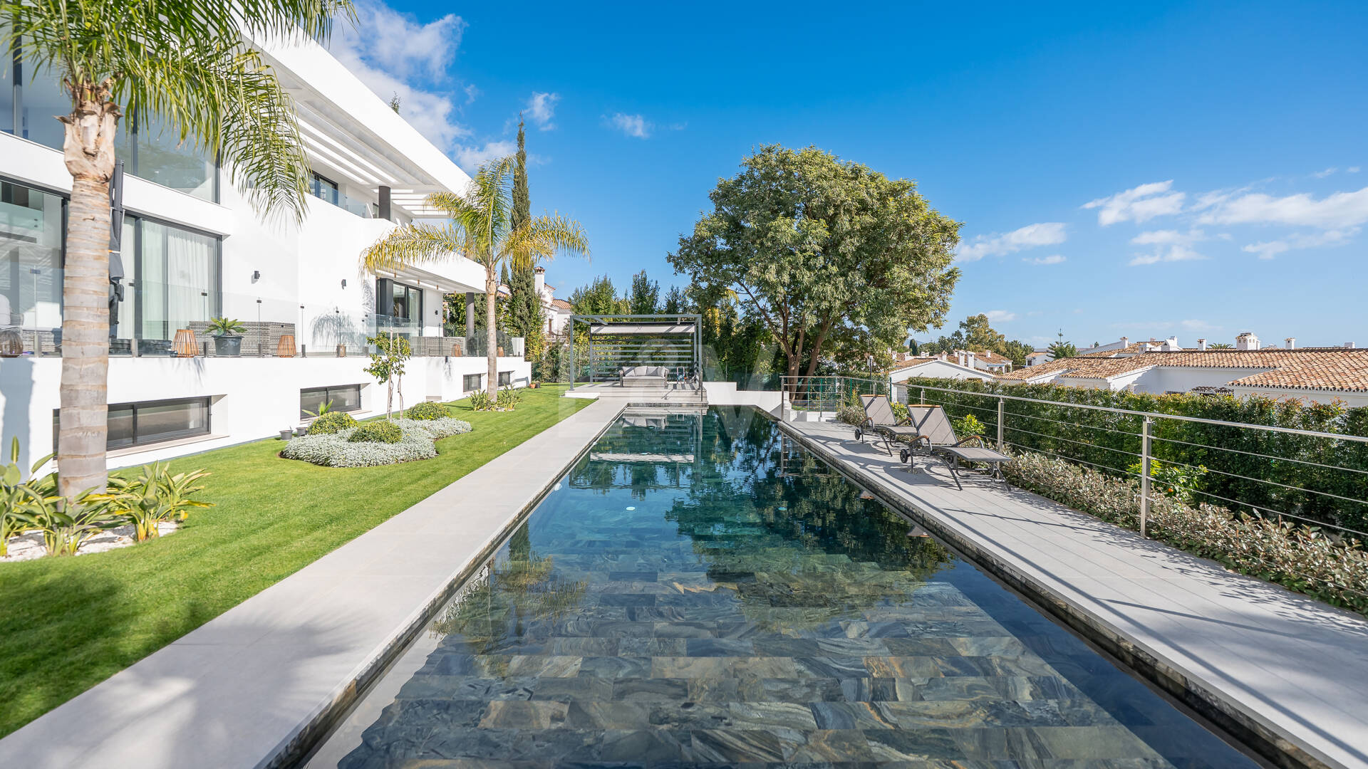 Villa moderne en emplacement privilégié avec retraite de bien-être privé et garage à six voitures