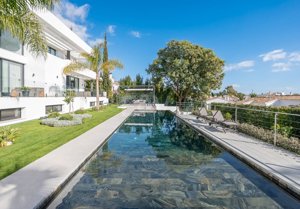 Modern Villa i Prime Location med Private Wellness Retreat och Six-Car Garage