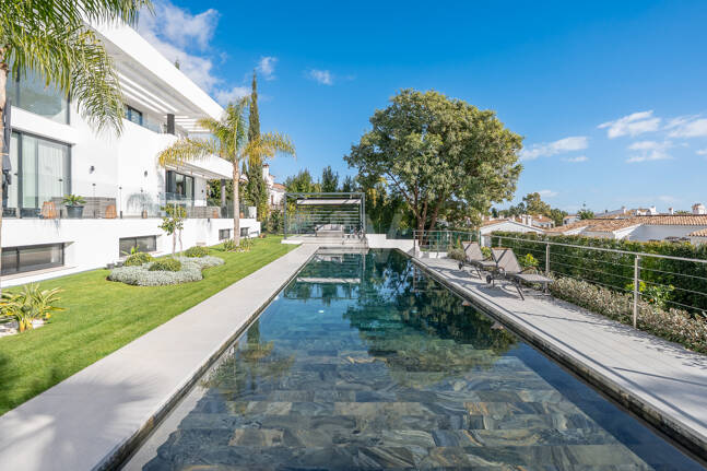 Villa moderna en ubicación privilegiada con retiro privado de bienestar y garaje para seis coches