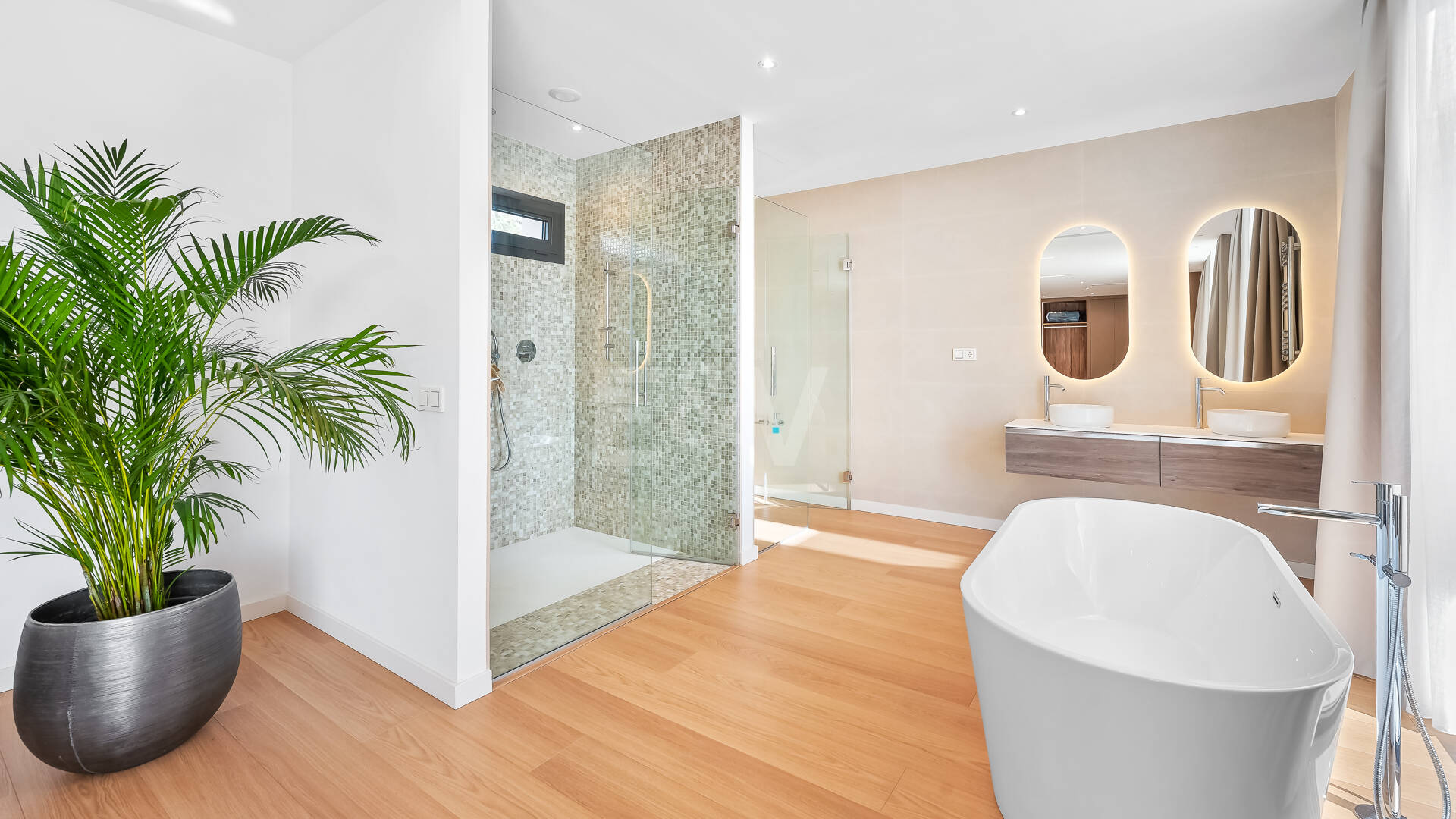 Villa moderne en emplacement privilégié avec retraite de bien-être privé et garage à six voitures