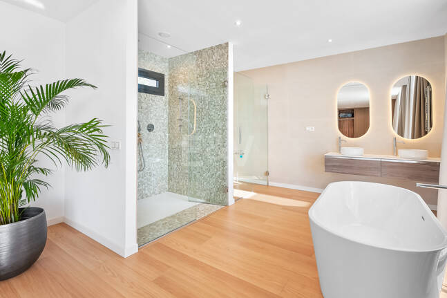 Villa moderna en ubicación privilegiada con retiro privado de bienestar y garaje para seis coches