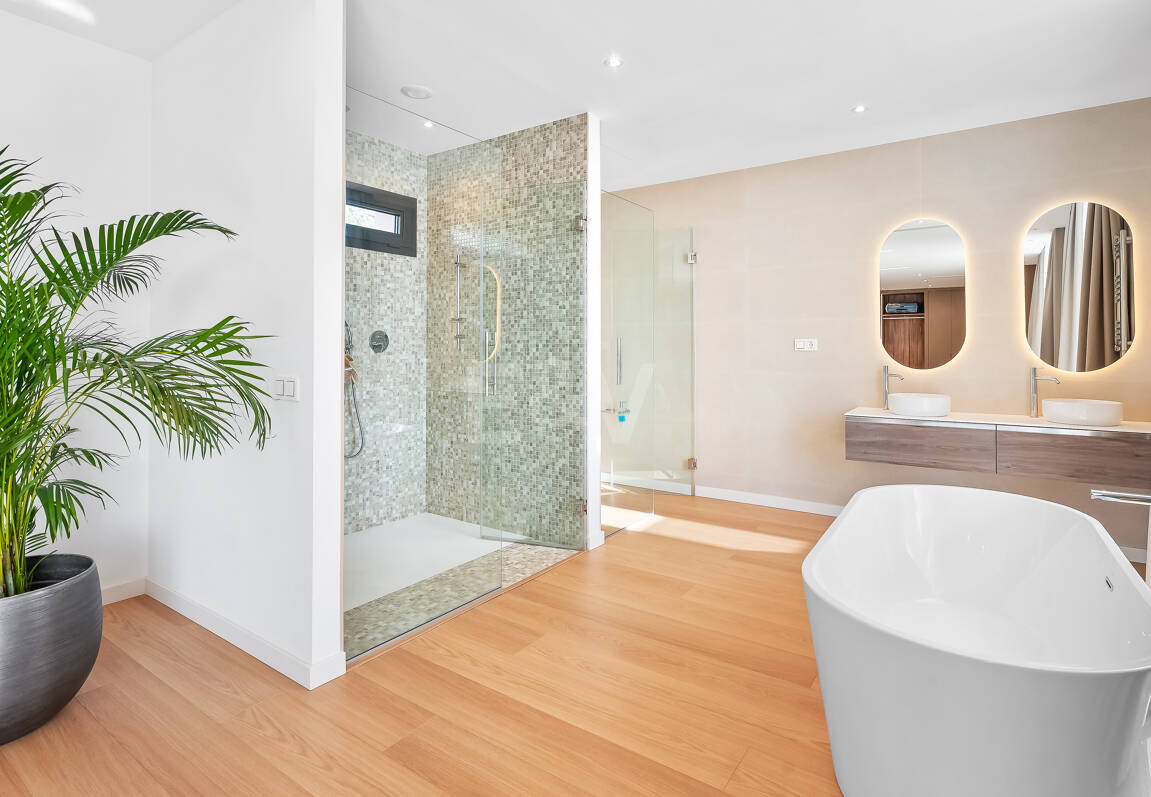 Villa moderna en ubicación privilegiada con retiro privado de bienestar y garaje para seis coches