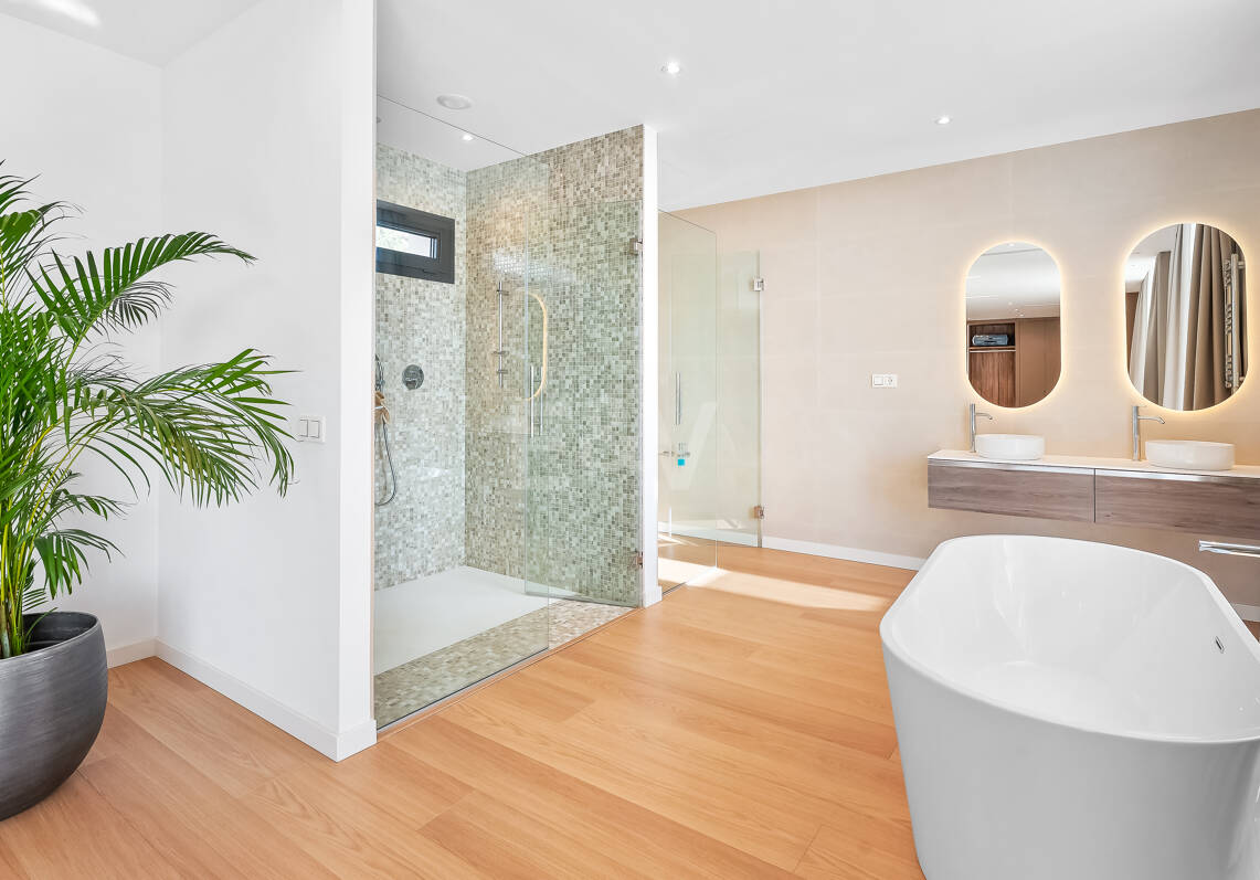 Modern Villa i Prime Location med Private Wellness Retreat och Six-Car Garage