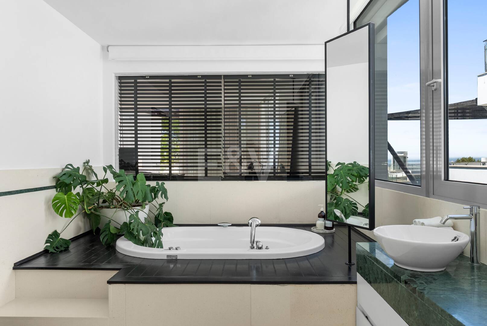 Moderne Doppelhaushälfte mit Meerblick und privatem Pool in Meisho Hills, Sierra Blanca