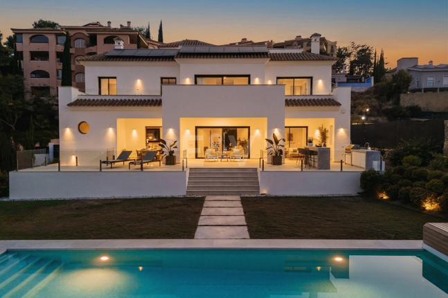 Villa Andrea - Obra maestra contemporánea frente al golf