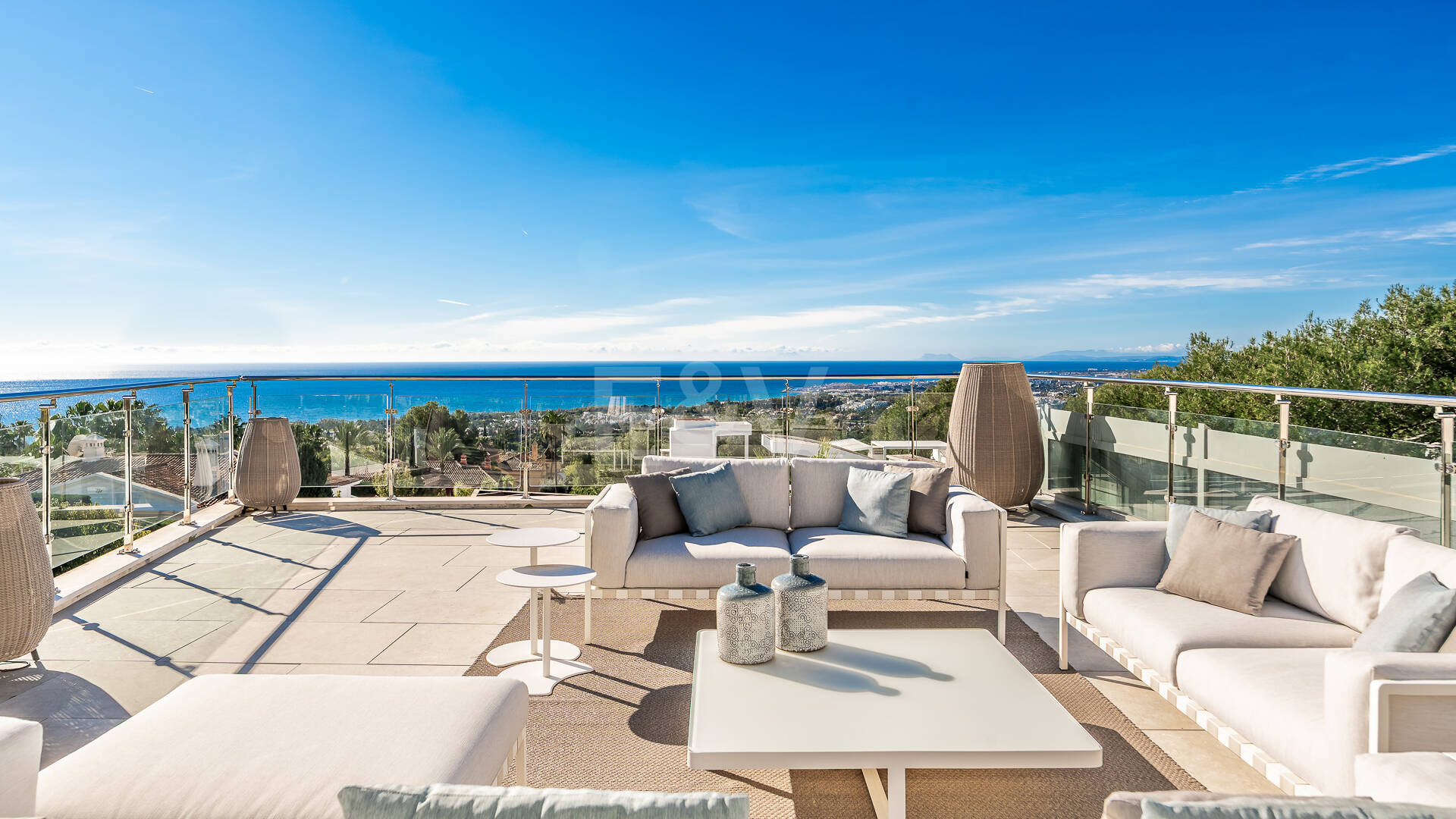 Villa pareada de esquina de estilo contemporáneo con vistas panorámicas al mar y piscina privada en Sierra Blanca