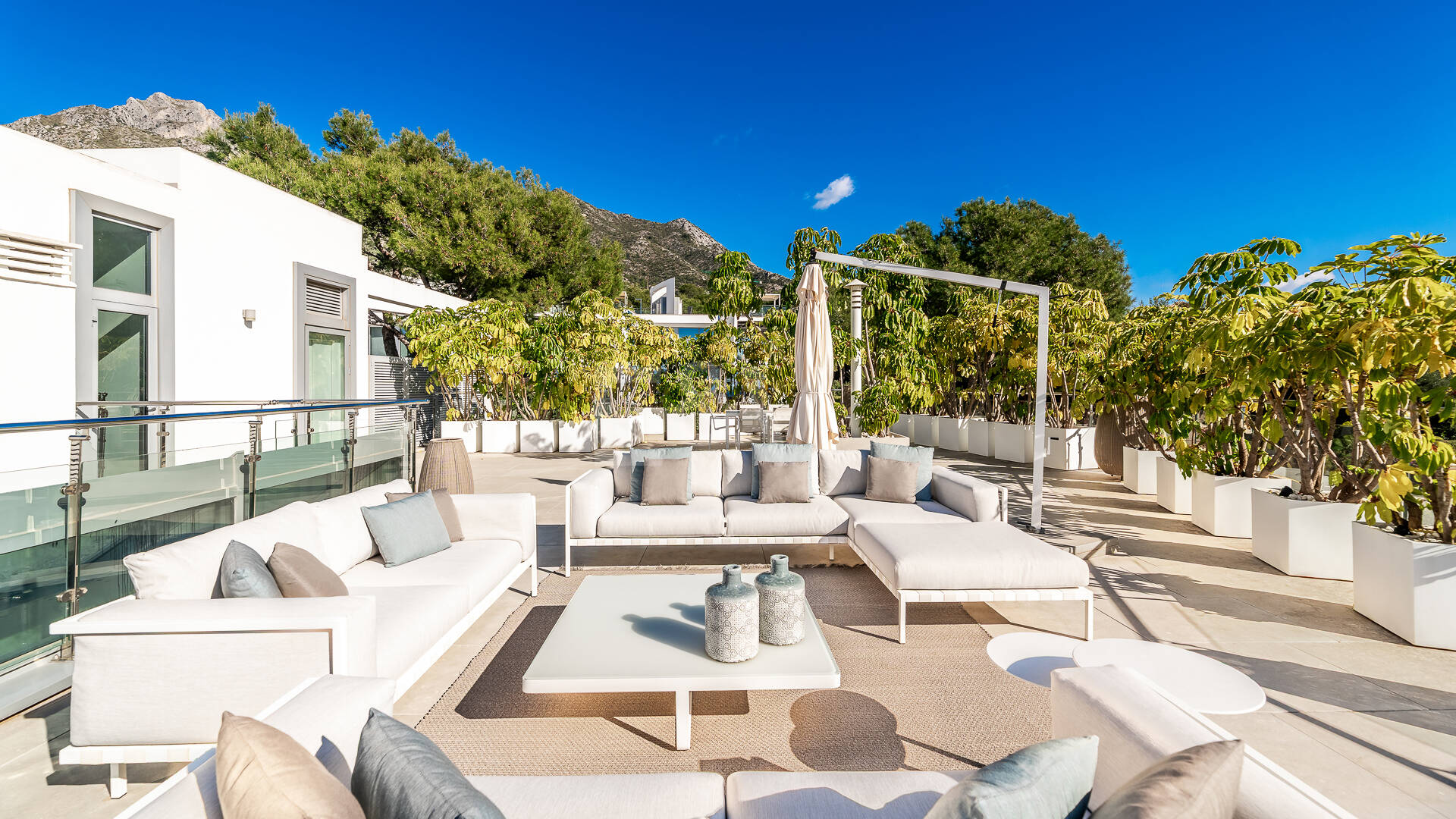 Villa pareada de esquina de estilo contemporáneo con vistas panorámicas al mar y piscina privada en Sierra Blanca