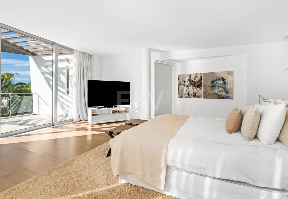 Modern Corner Semi-Detached Villa with Panoramic Sea Views and Private Pool in Sierra Blanca