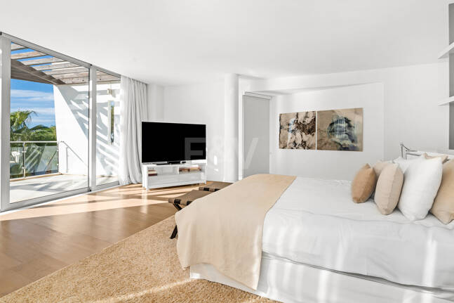 Modern Corner Semi-Detached Villa with Panoramic Sea Views and Private Pool in Sierra Blanca